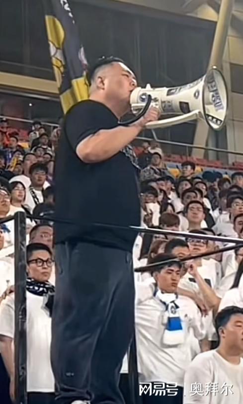 球俱乐部的, 舞台