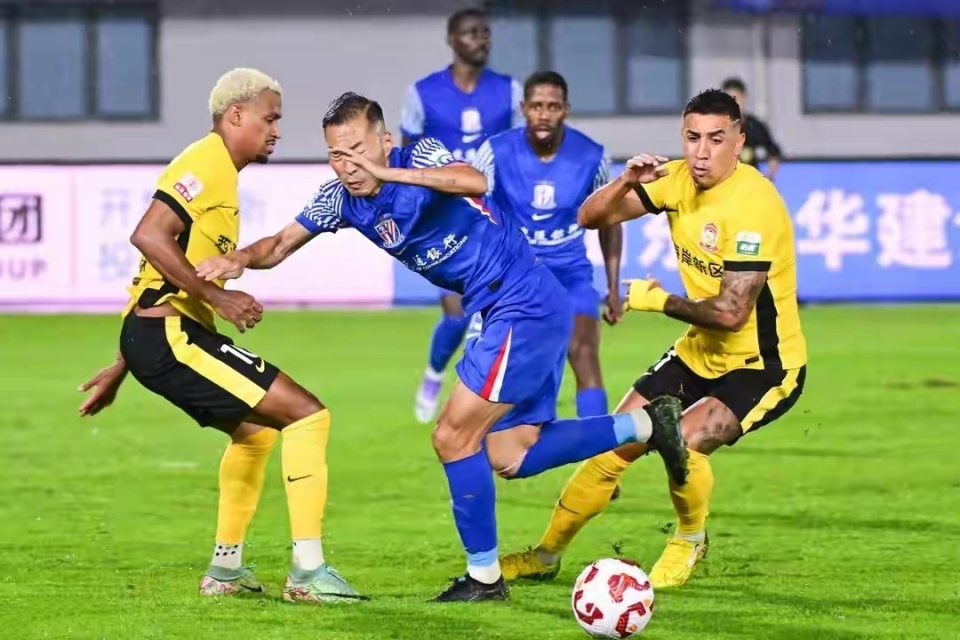 青岛西海岸, 上海申花客, 直接决定了